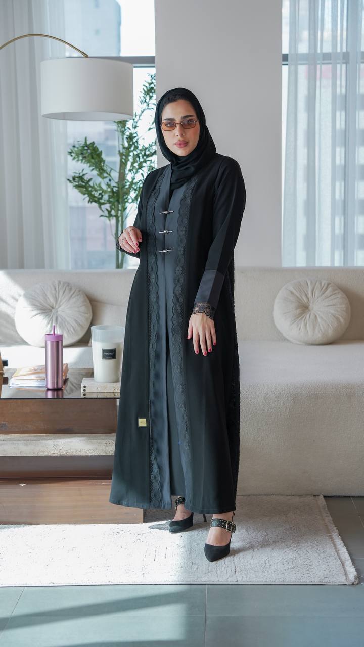 Crepe abaya with satin and lace, in black.C:1075