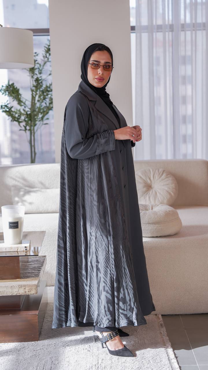 Crepe abaya with silk crepe on the sides, in gray.C:1077