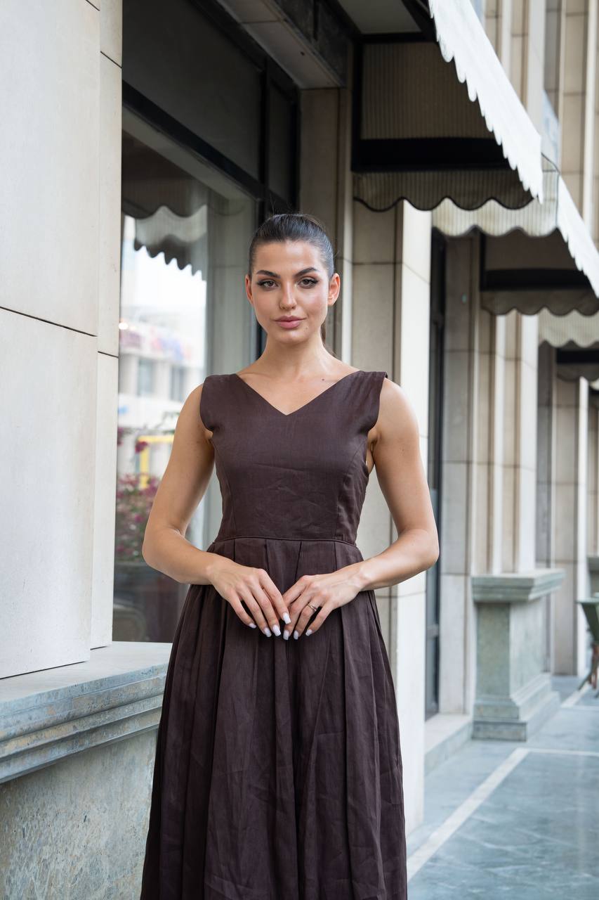 Linen dress in brown. C:1088