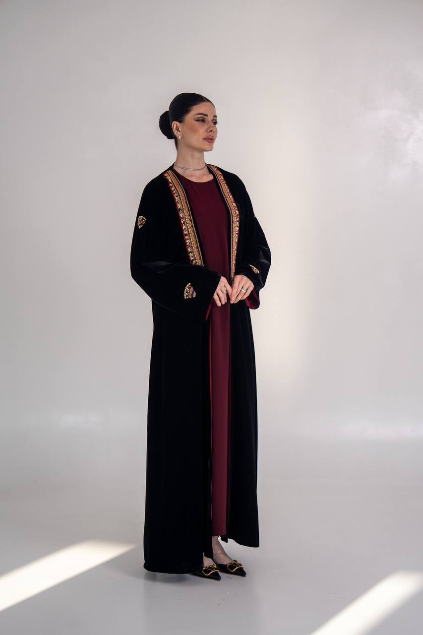 عباية مخمل باللون الاسود مع شك يدوي 