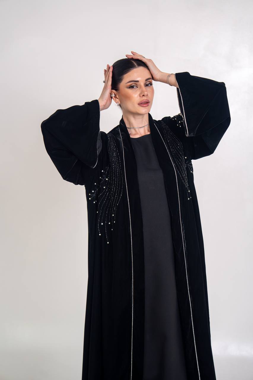 عباية مخمل باللون الاسود مع شك يدوي 