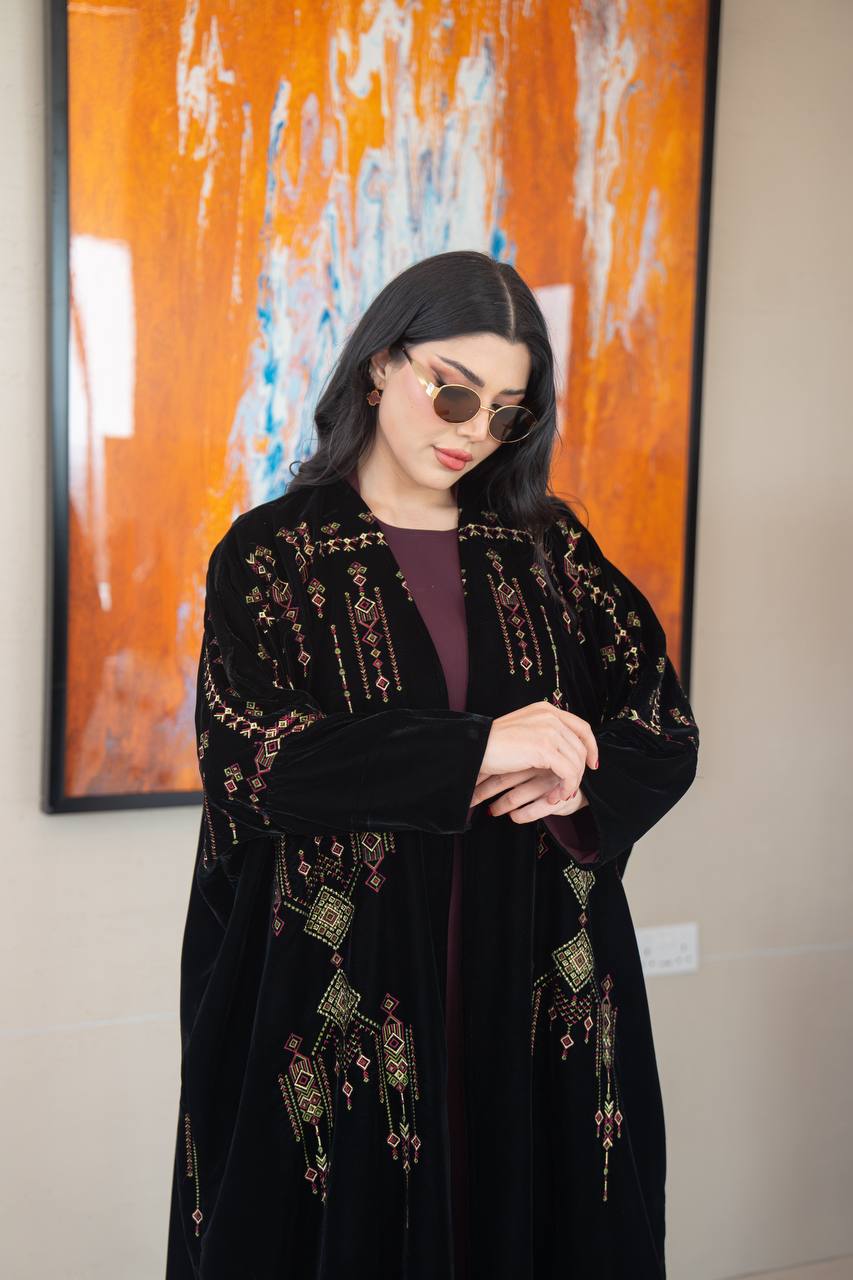 عباية بشت مخمل باللون الاسود مع تطريز 