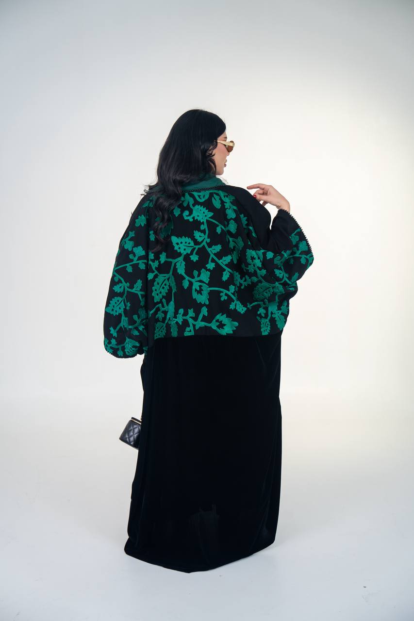 عباية بشت مخمل باللون الاسود مع كريب مطرز اخضر