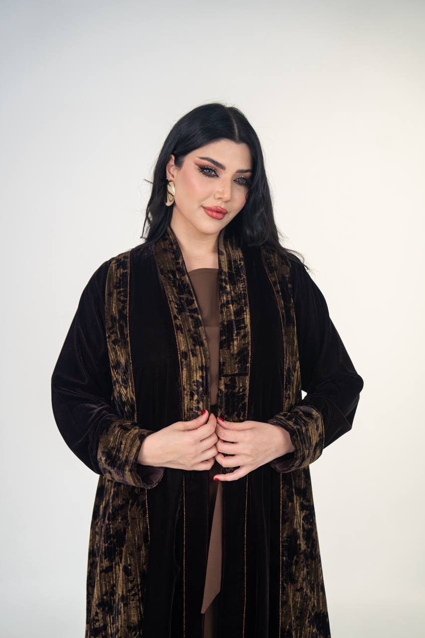 عباية مخمل سادة باللون الاسود مع مخمل مشجر 