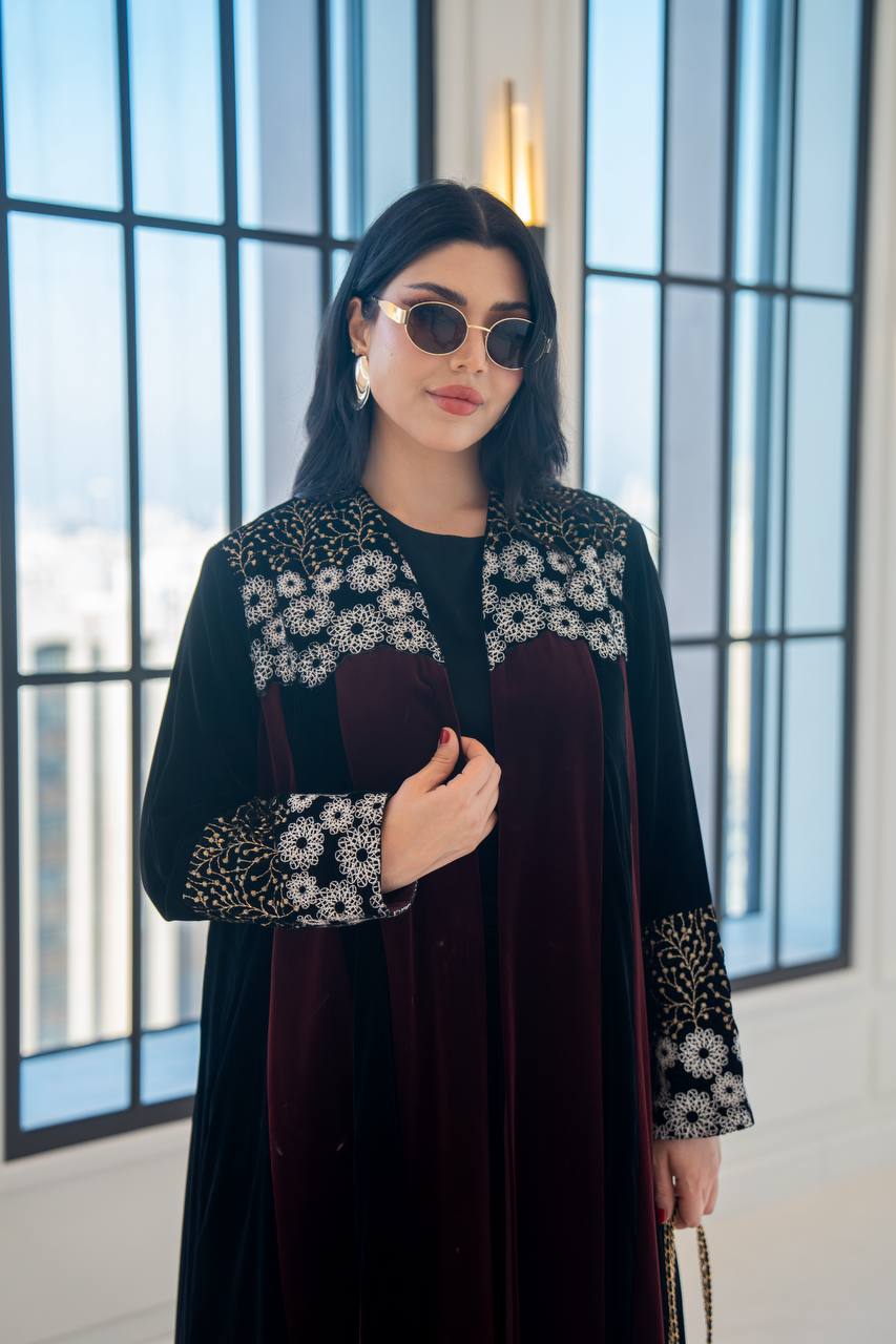 عباية مخمل باللون العنابي مع تطريز 