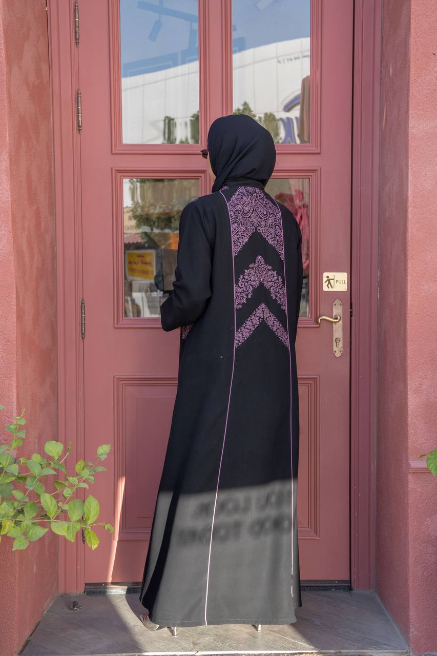 عباية كريب باللون الاسود مع تطريز 