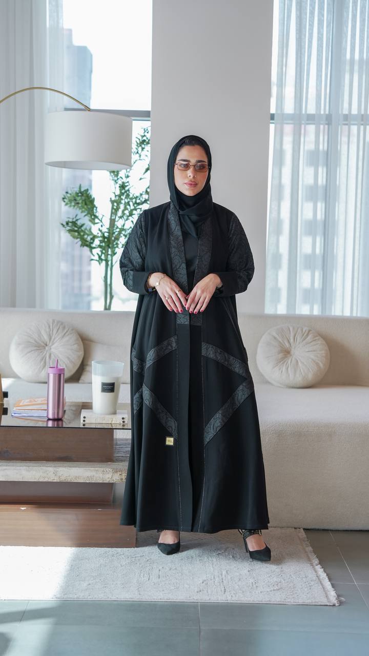 Crepe abaya with jacquard, in black.C:1074