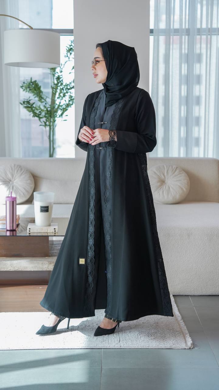Crepe abaya with satin and lace, in black.C:1075
