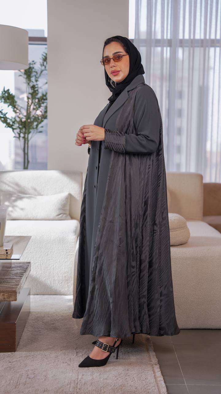 Crepe abaya with silk crepe on the sides, in gray.C:1077