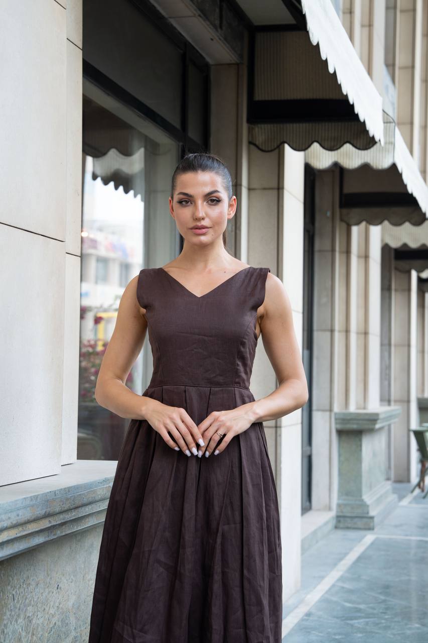 Linen dress in brown. C:1088