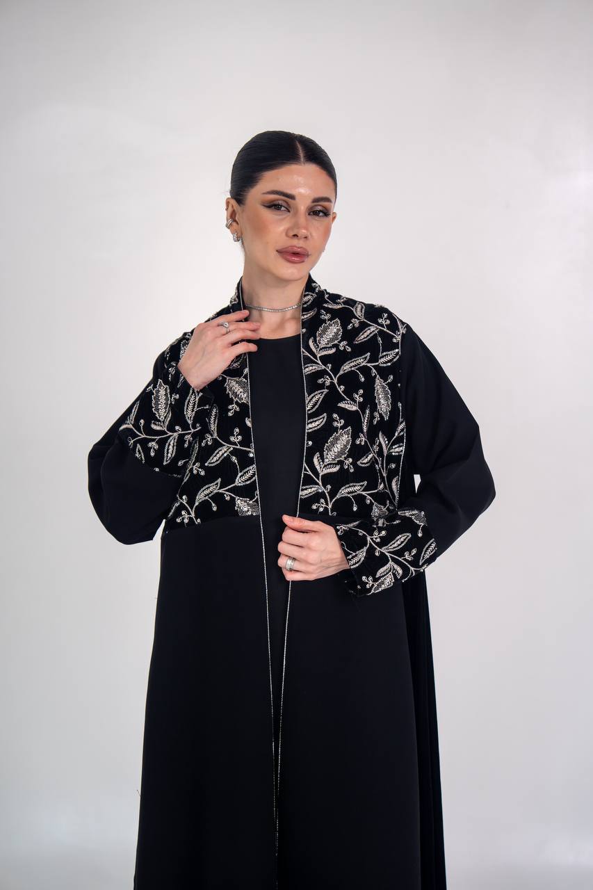 عباية كريب مع مخمل مطرز  