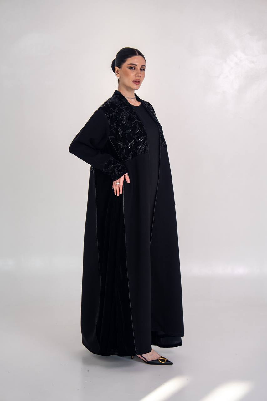 عباية كريب مع المخمل المطرز 