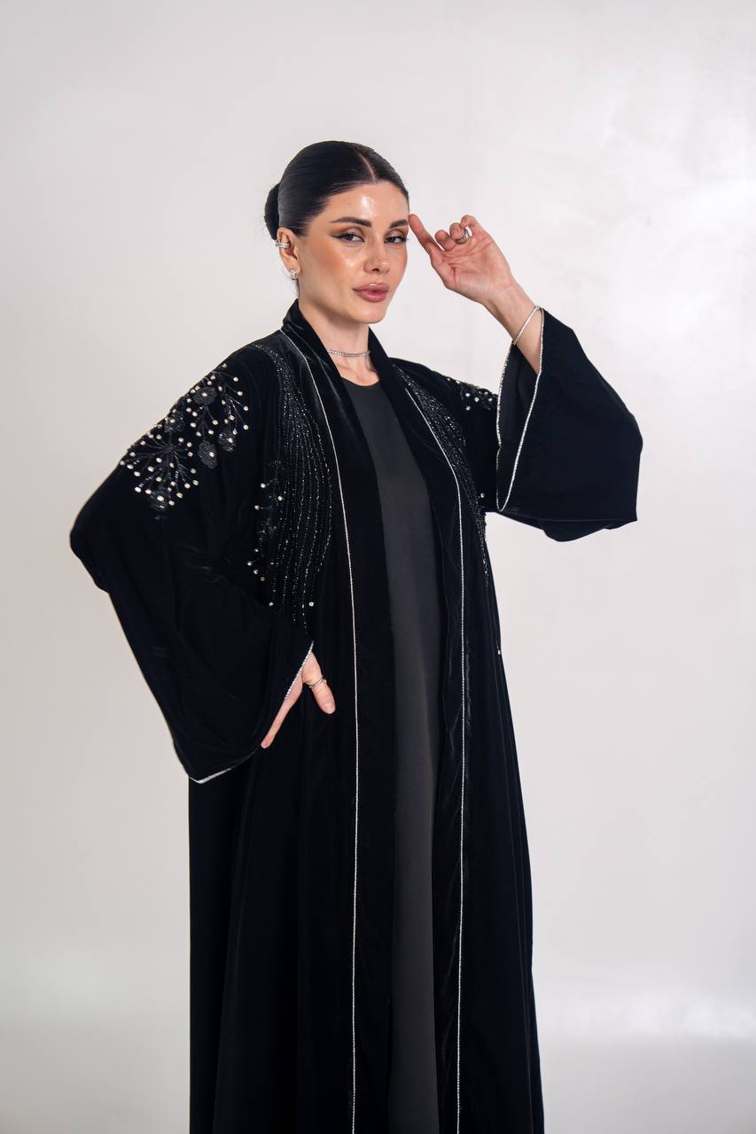 عباية مخمل باللون الاسود مع شك يدوي 