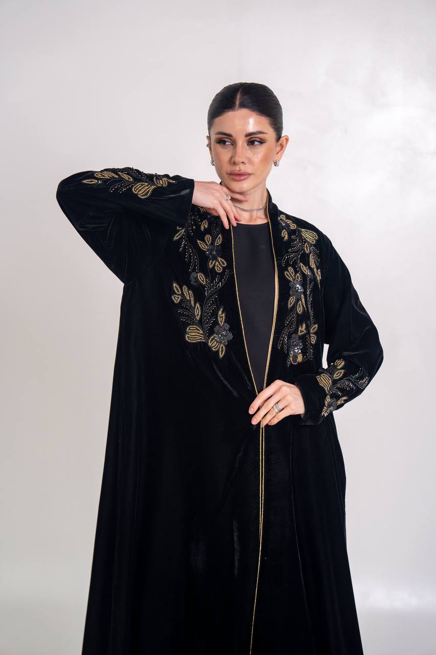 عباية مخمل باللون الاسود مع شك يدوي 