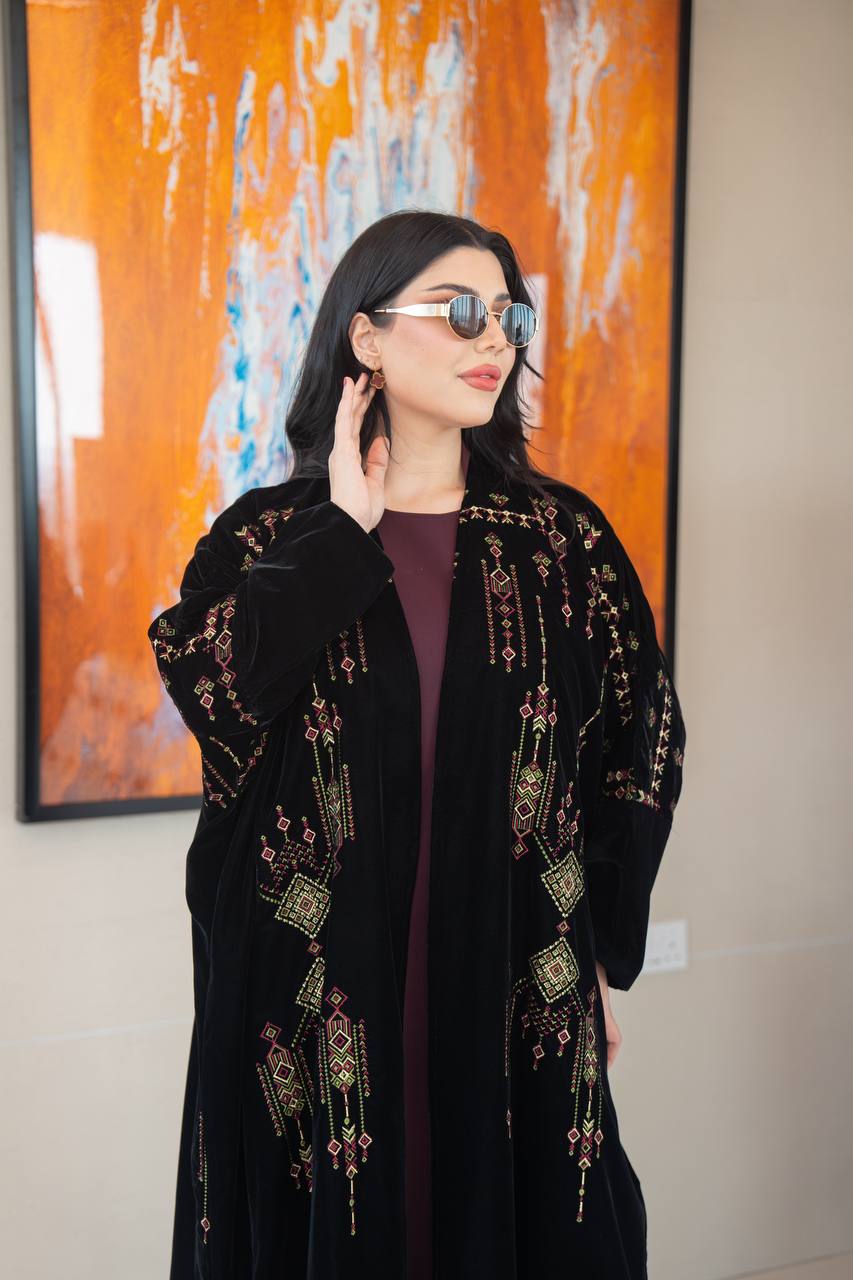 عباية بشت مخمل باللون الاسود مع تطريز 