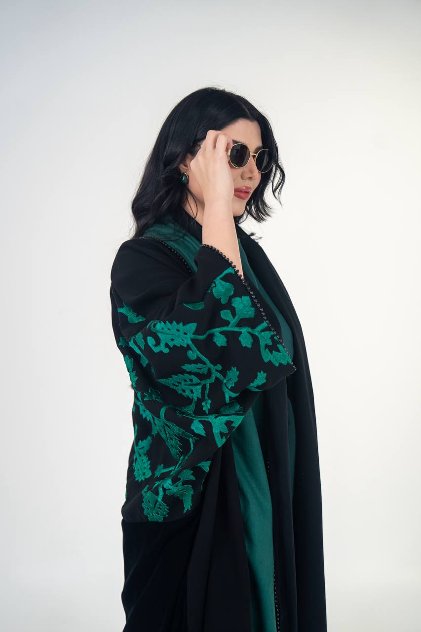عباية بشت مخمل باللون الاسود مع كريب مطرز اخضر