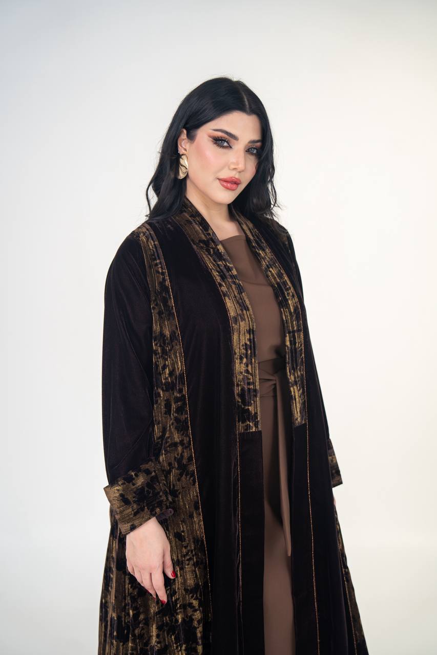 عباية مخمل سادة باللون الاسود مع مخمل مشجر 