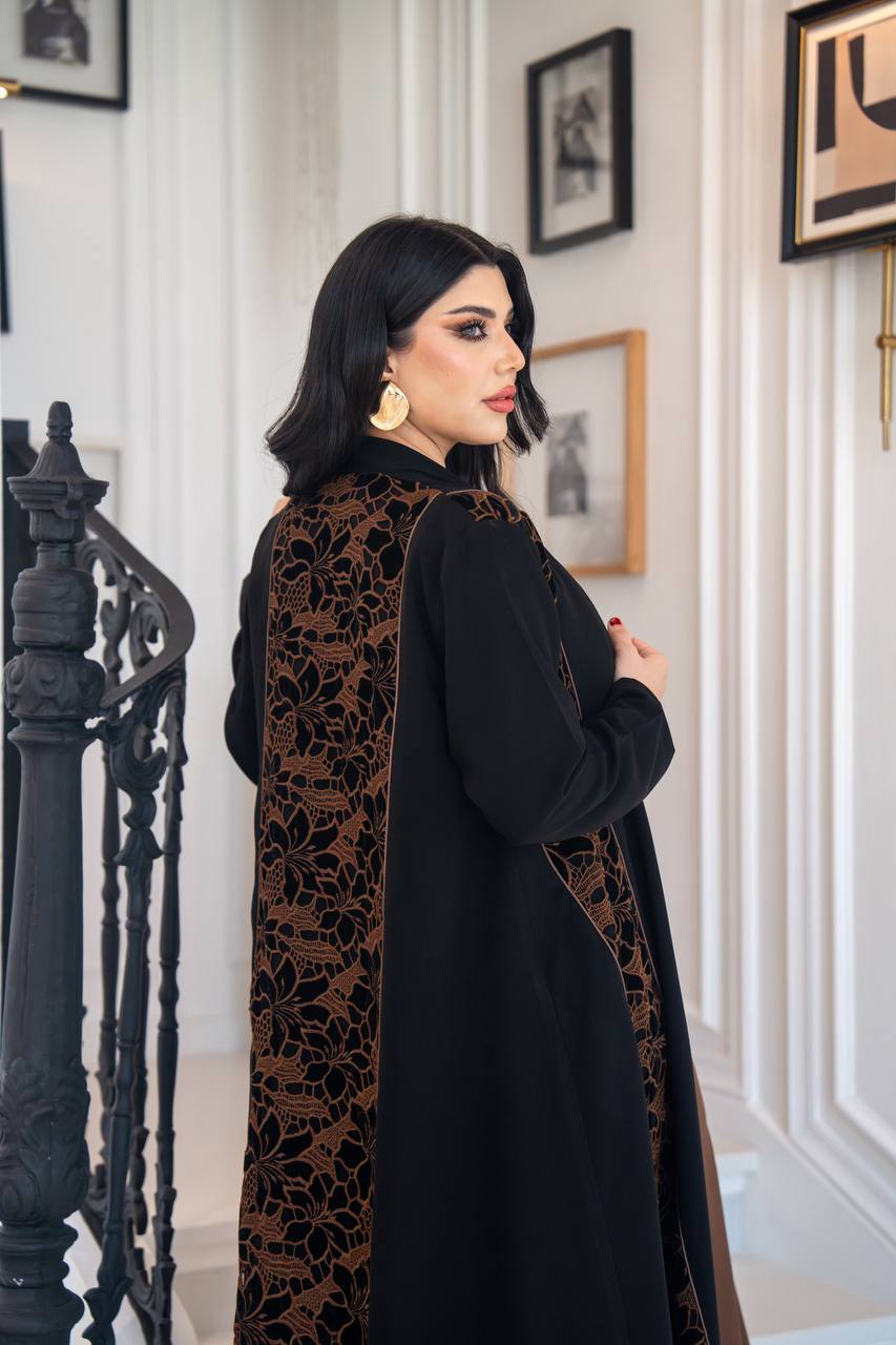 عباية كريب اسود مع مخمل مطرز 