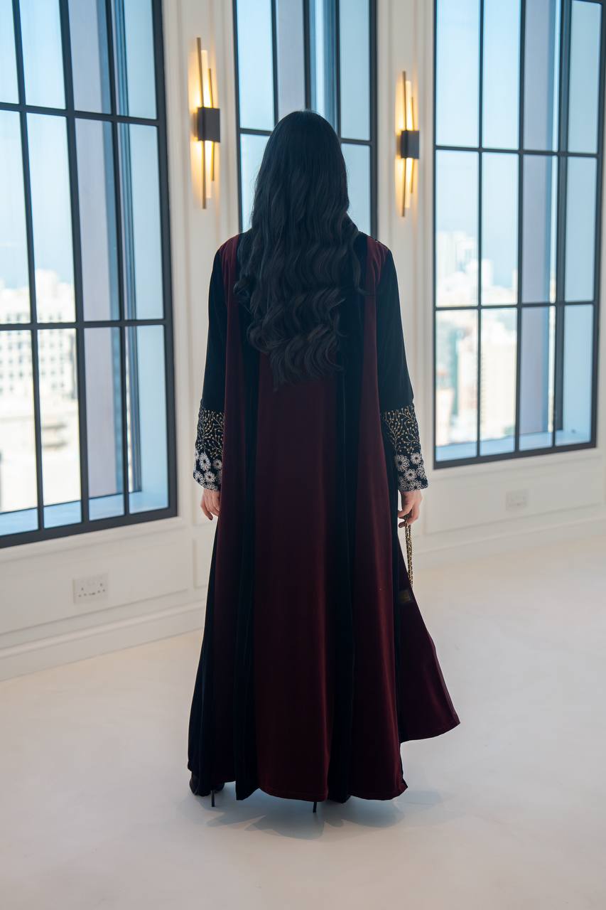 عباية مخمل باللون العنابي مع تطريز 