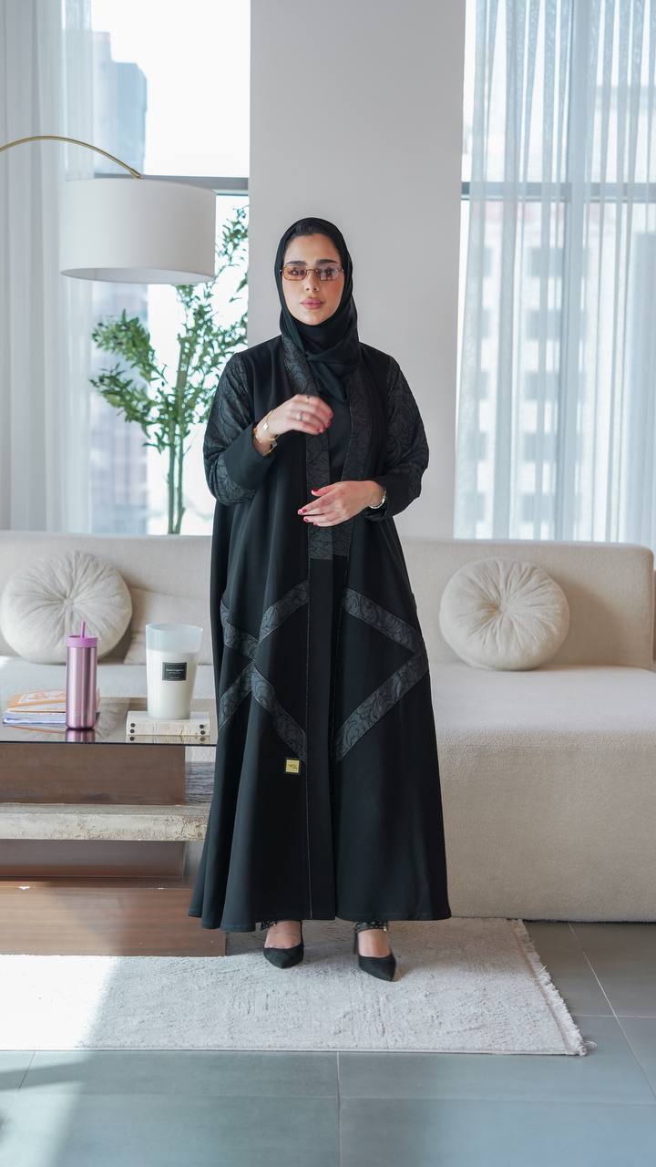 Crepe abaya with jacquard, in black.C:1074