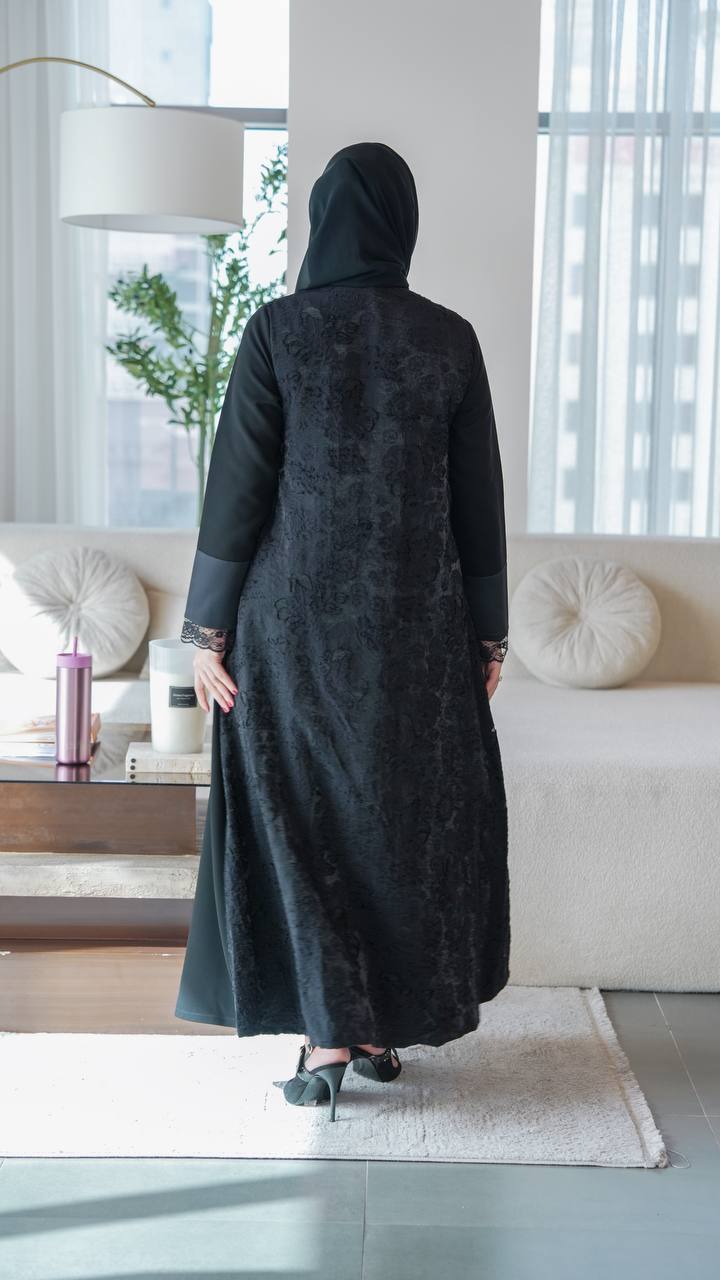 Crepe abaya with satin and lace, in black.C:1075