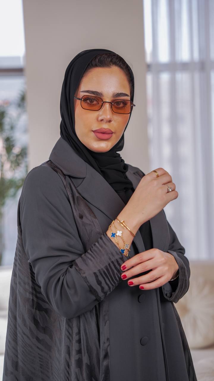 Crepe abaya with silk crepe on the sides, in gray.C:1077