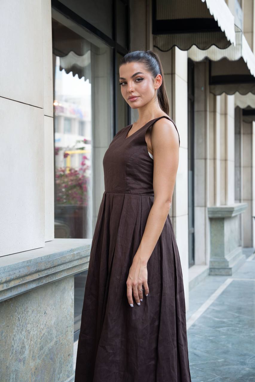 Linen dress in brown. C:1088