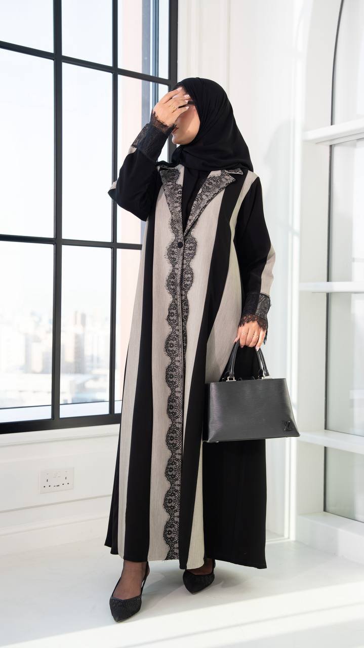 عباية كريب باللون الاسود و البيج مع دانتيل.C:1091
