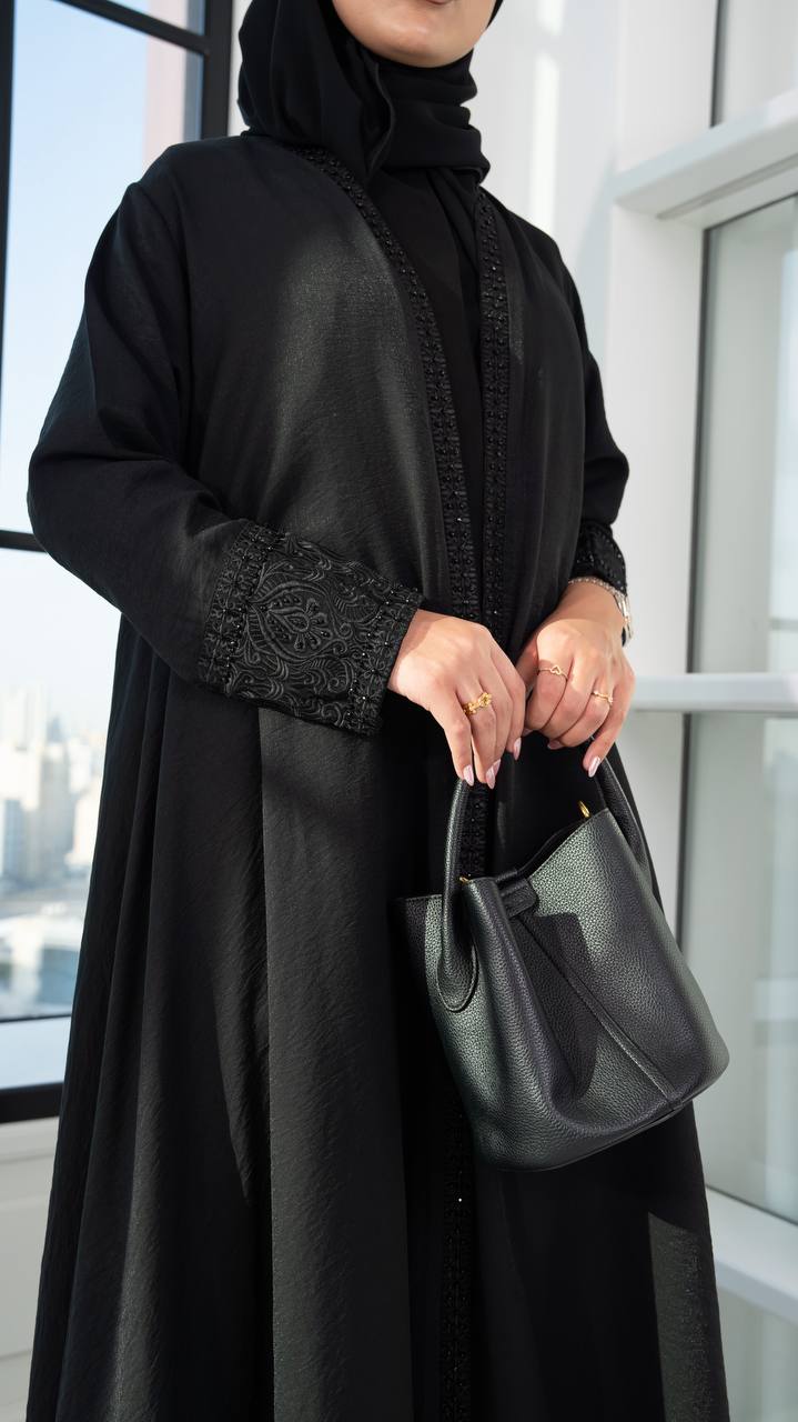 عباية كريب باللون الاسود مع تطريز . C:1099