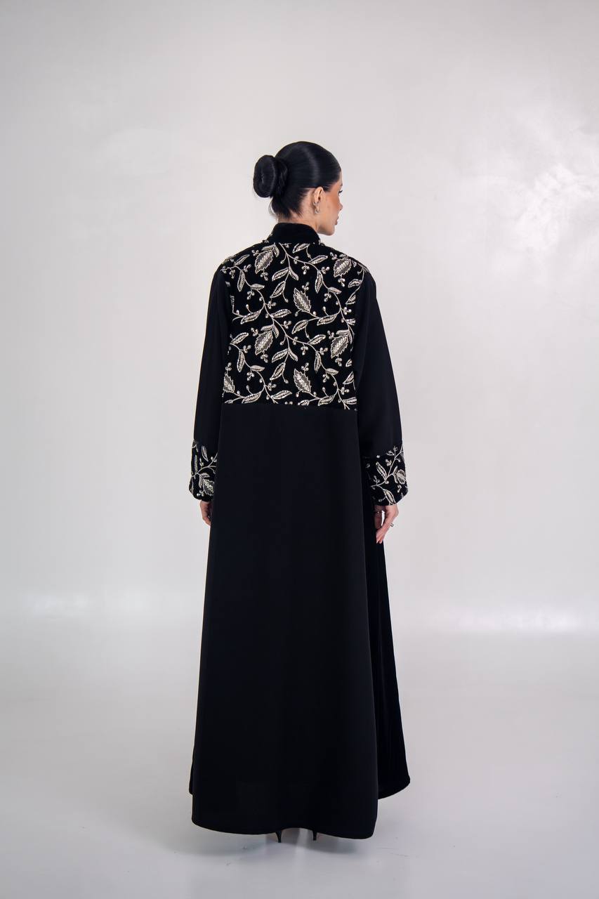 عباية كريب مع مخمل مطرز  