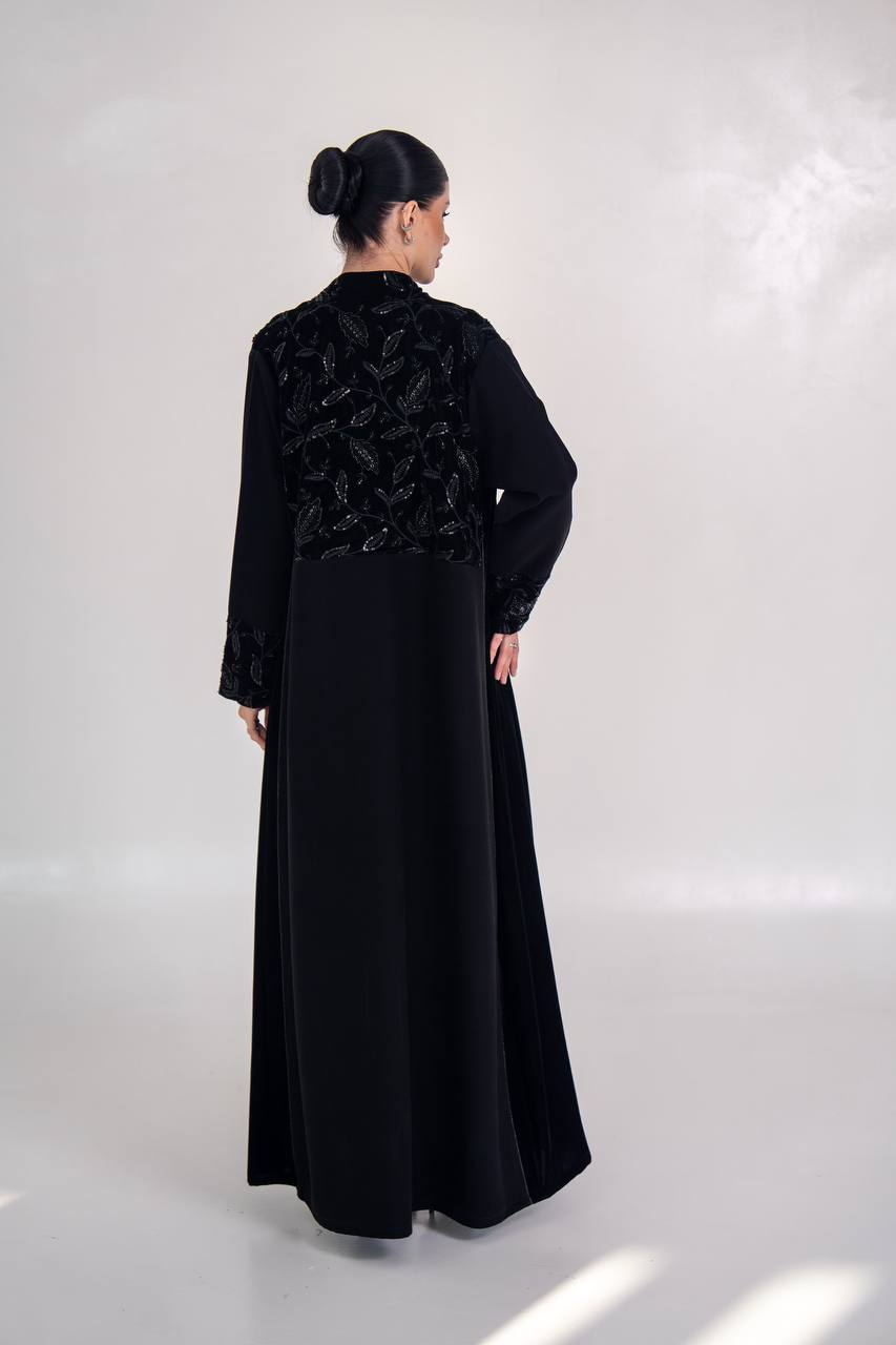 عباية كريب مع المخمل المطرز 