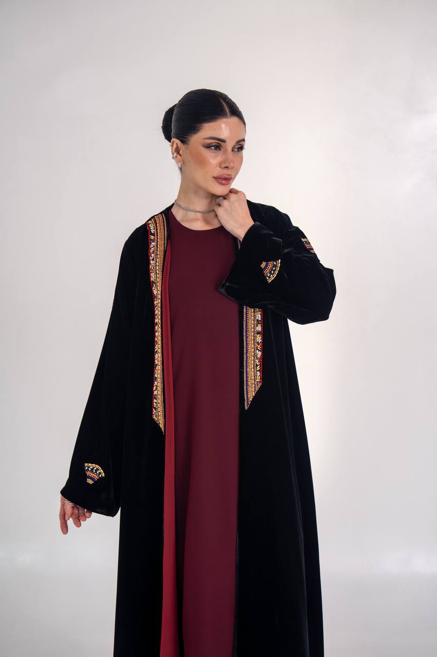 عباية مخمل باللون الاسود مع شك يدوي 