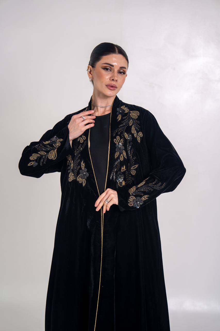 عباية مخمل باللون الاسود مع شك يدوي 