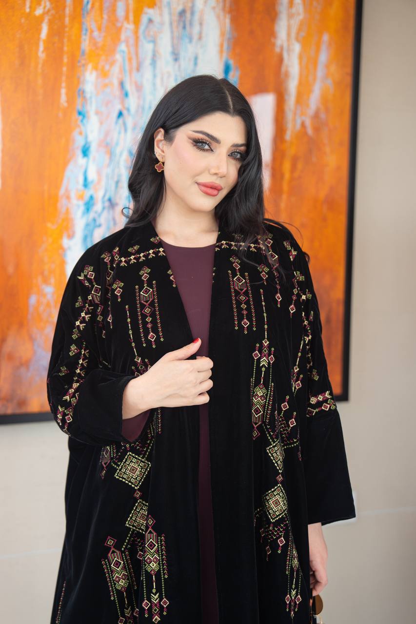 عباية بشت مخمل باللون الاسود مع تطريز 