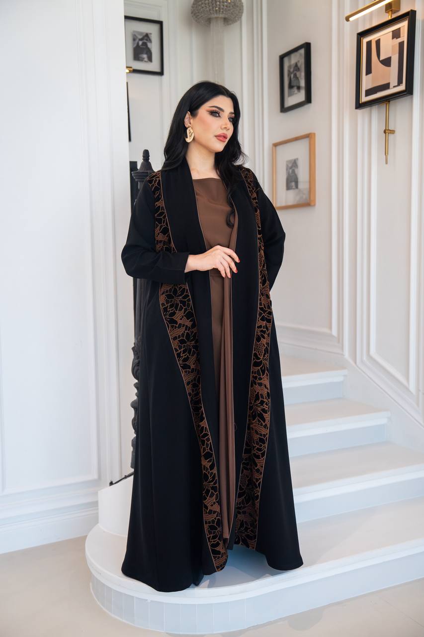 عباية كريب اسود مع مخمل مطرز 