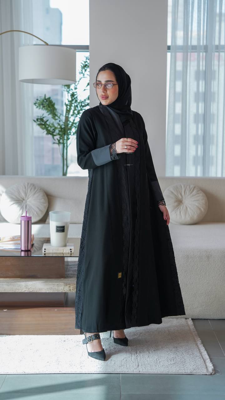 Crepe abaya with satin and lace, in black.C:1075