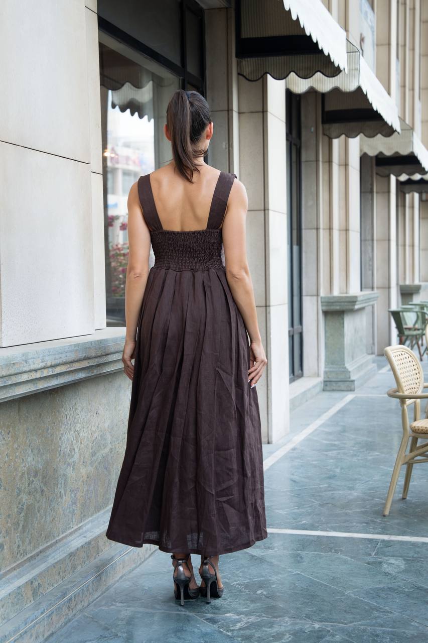 Linen dress in brown. C:1088