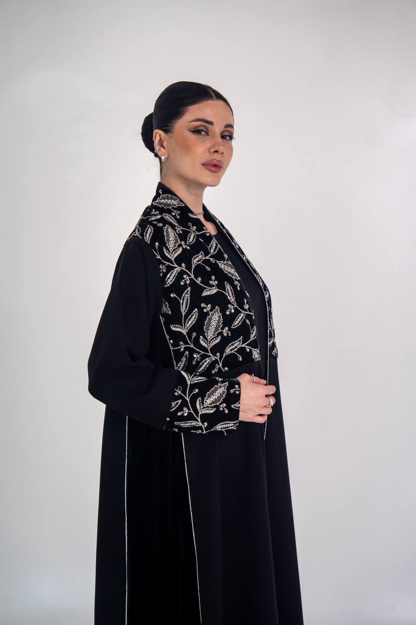 عباية كريب مع مخمل مطرز  