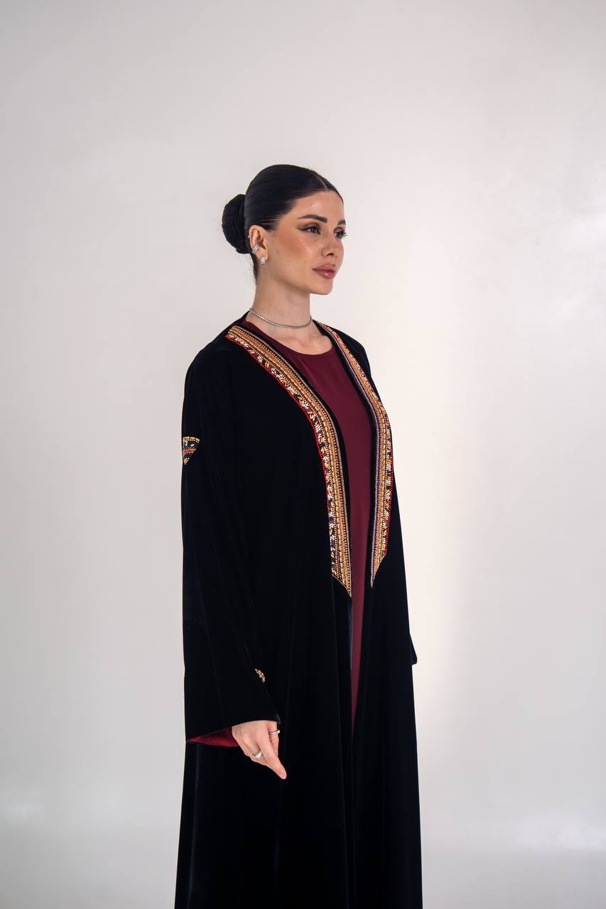 عباية مخمل باللون الاسود مع شك يدوي 