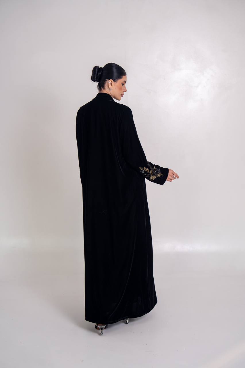 عباية مخمل باللون الاسود مع شك يدوي 