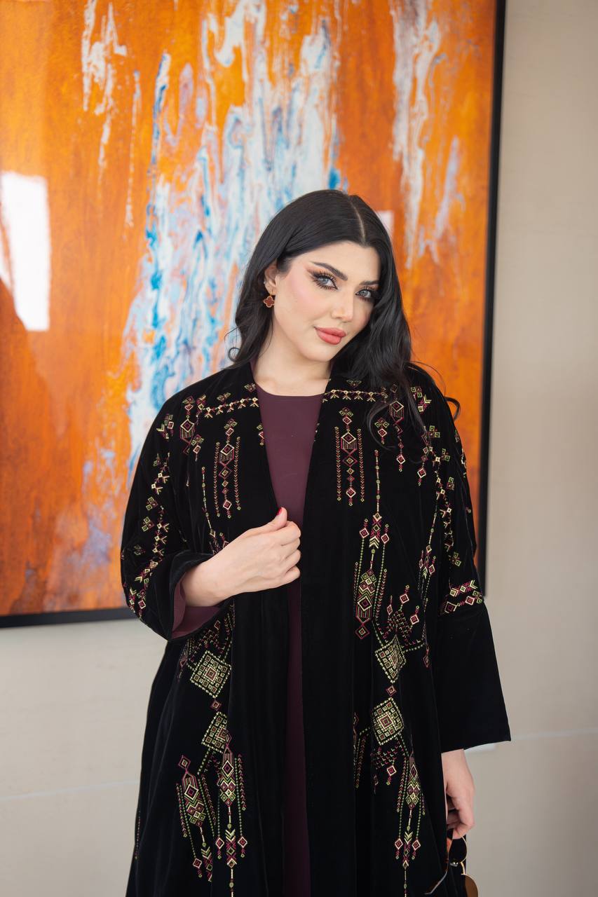 عباية بشت مخمل باللون الاسود مع تطريز 