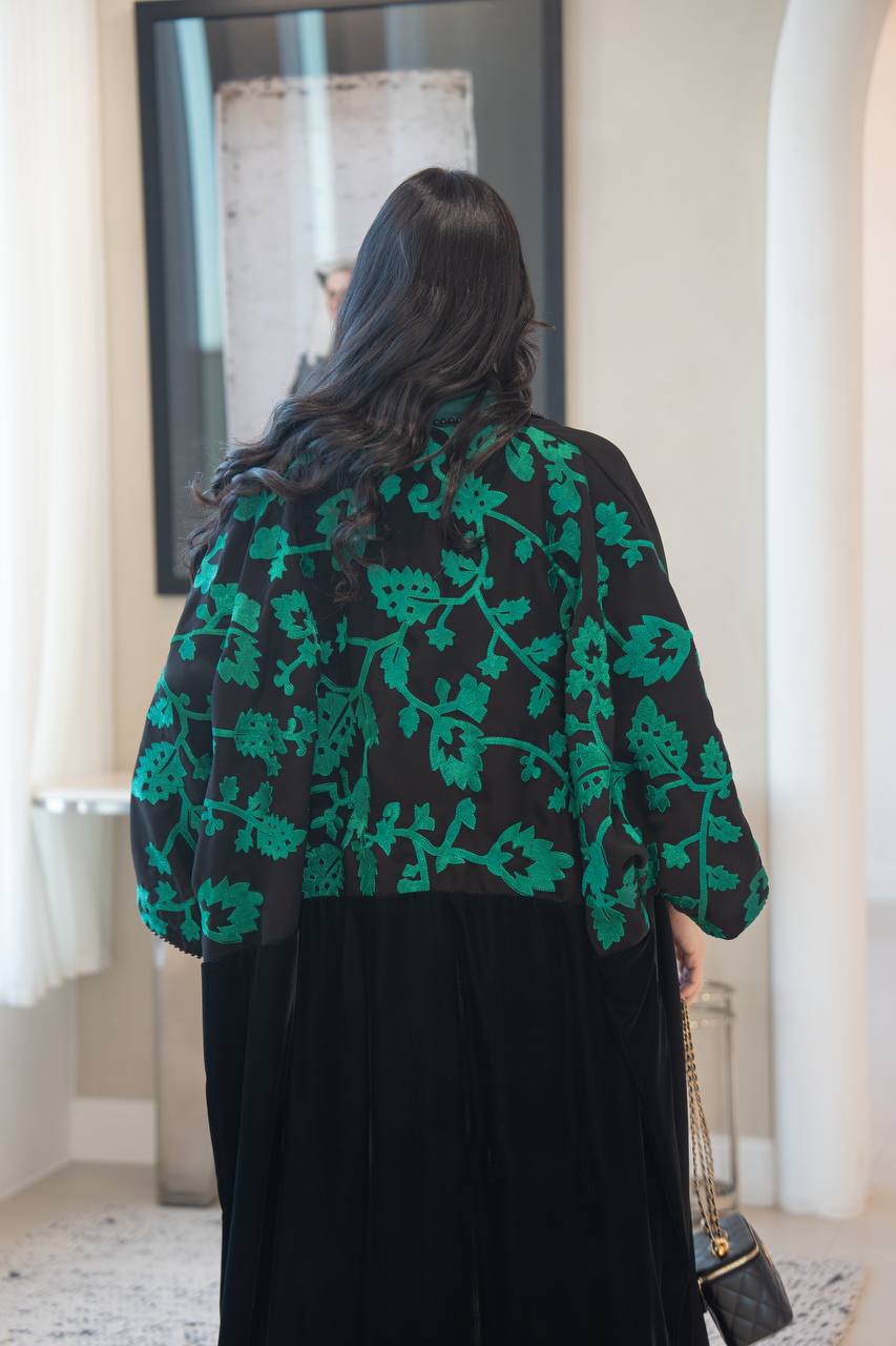 عباية بشت مخمل باللون الاسود مع كريب مطرز اخضر