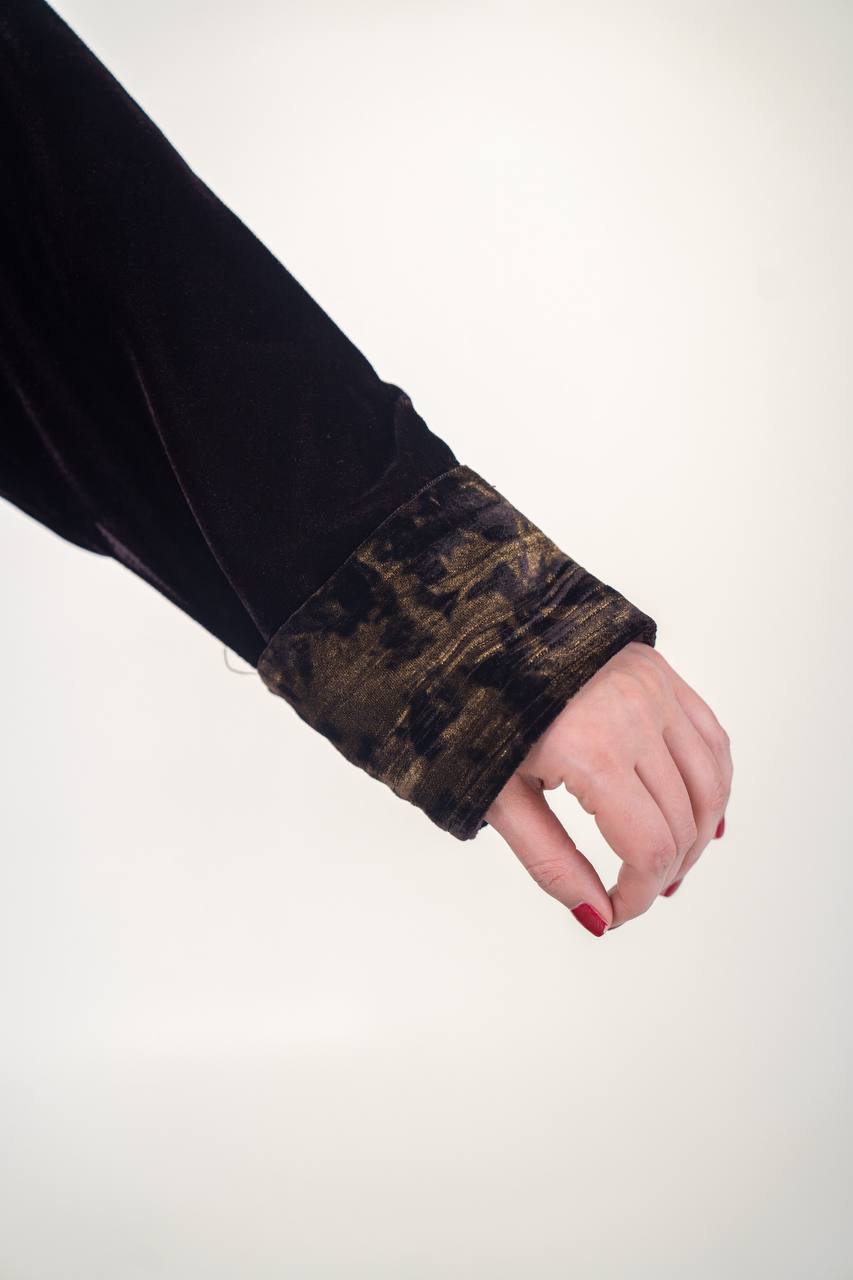 عباية مخمل سادة باللون الاسود مع مخمل مشجر 