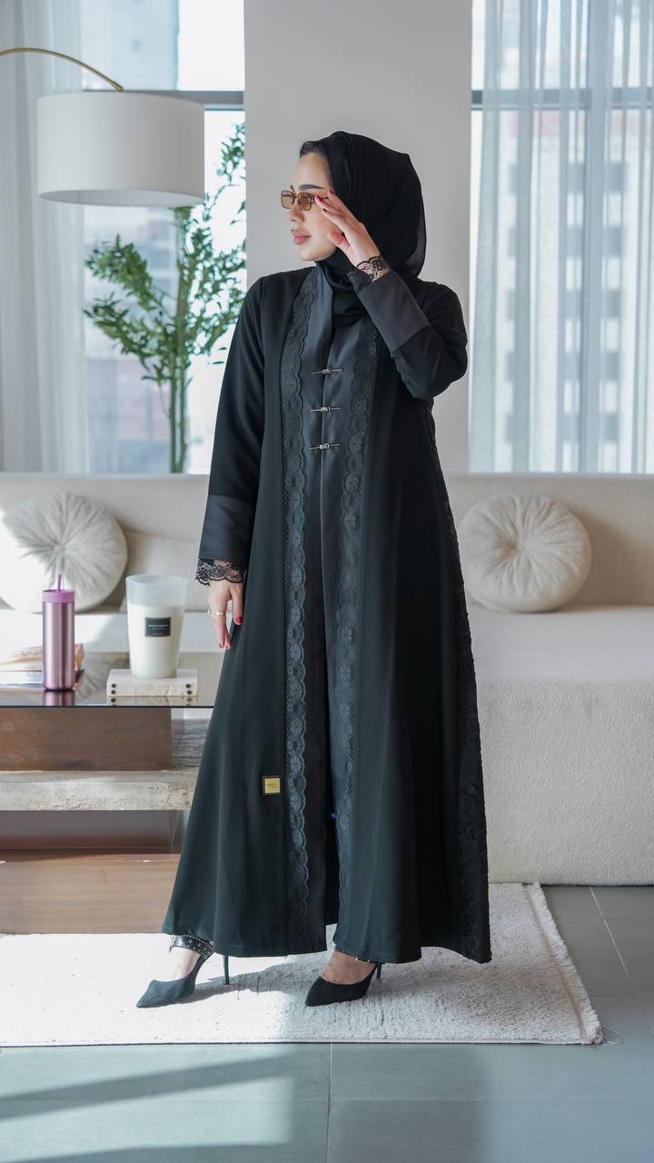 Crepe abaya with satin and lace, in black.C:1075