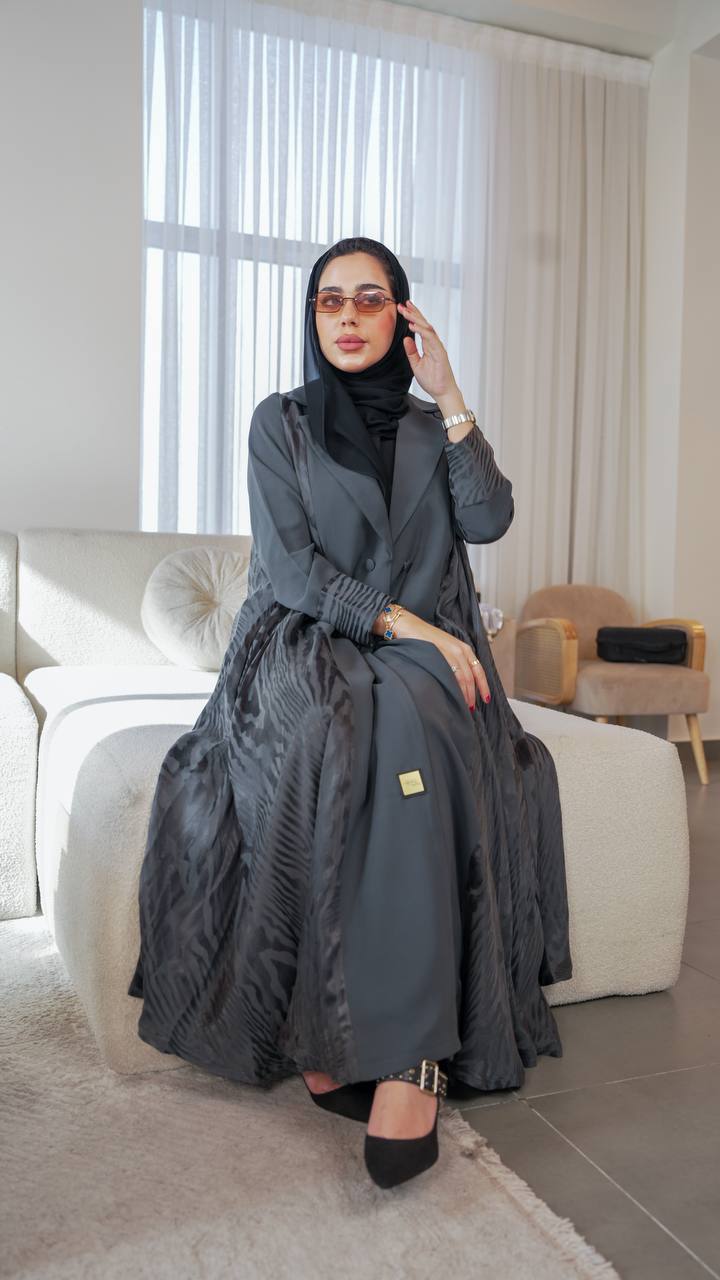 Crepe abaya with silk crepe on the sides, in gray.C:1077